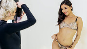 Leggy girl in stockings seduces her photographer