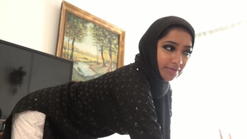 Muslim beauty craves cock in her mouth and sperm on lips
